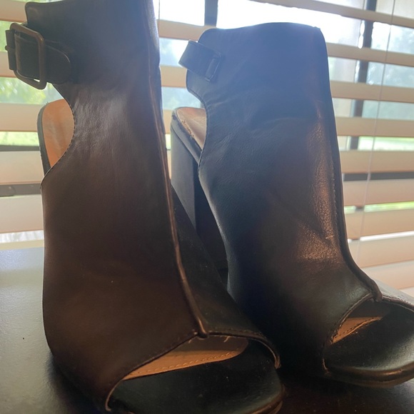 Vivid Diva, Black leather heels, Women’s size 7.5 - Picture 6 of 7